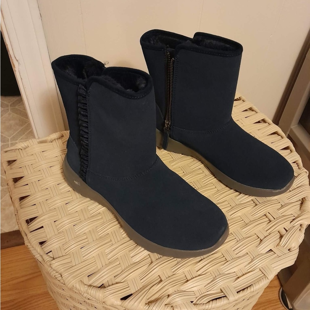 Sketchers Navy Winter Boots
